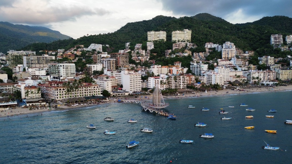 Muelle los muertos de Puerto Vallarta al atardecer con vista al mar y ambiente turístico